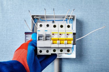 Ev elektrik şalterlerinin kurulumu.