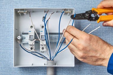 Elektrik kutusunu monte etmek için bir striptiz aracı kullanılıyor