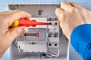 Bir enerji sayacı ve devre kesici kuruluyor