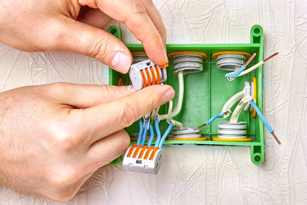 Connettore per la giunzione di fili elettrici all'interno della scatola — Foto Stock