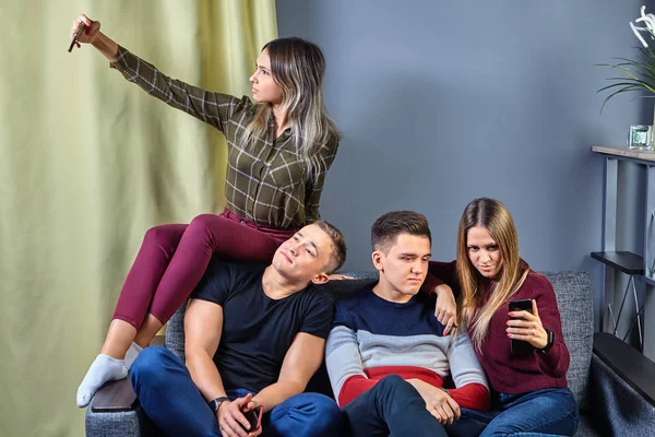 Meninas usam gadgets em um encontro com namorados . — Fotografia de Stock