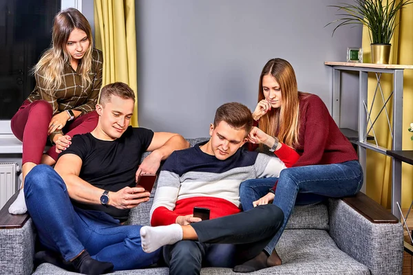 Ungdomar tittar på skärmarna av smartphones. — Stockfoto