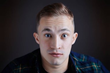 Filmi izleyen bir adamın geniş gözleri..