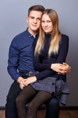 Sevgili çift fotoğrafçıya içeride poz veriyor..