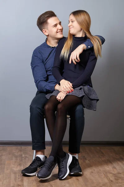 Casal amoroso alugou um apartamento sem mobília . — Fotografia de Stock