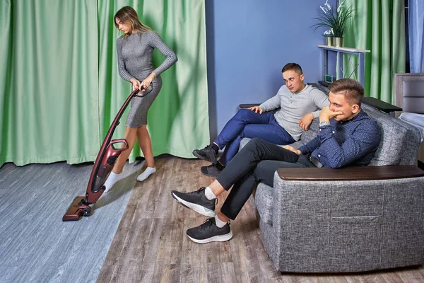 A férfiak női munkát használnak a szoba takarítására.. — Stock Fotó