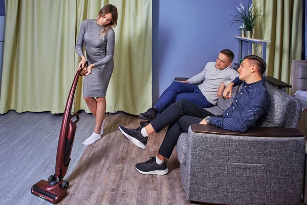 Young men discussing a sexual housemaid. — Stock Photo, Image