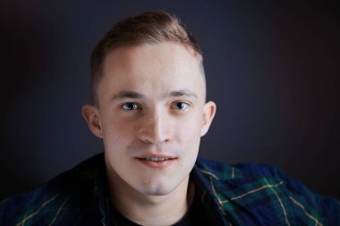 Eğitimli genç bir adamın akıllı yüzü..