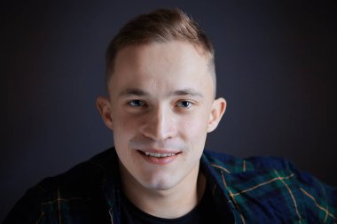 Genç beyaz bir adamın çekici, dostane yüzü..