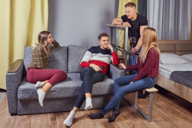 Üniversitenin rezidansında alkol içmek