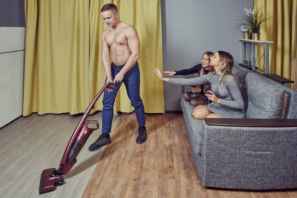 Limpador de stripper masculino na despedida de solteira no dormitório . — Fotografia de Stock