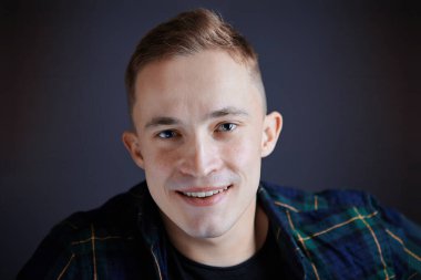 Olumlu bir gencin dostane yüzü..