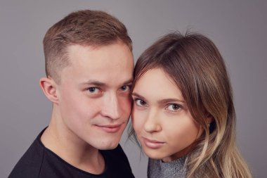 Beyaz erkek ve kız kardeş, yakın plan portre.