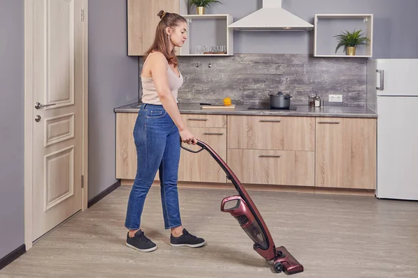 Uma Senhora Limpeza Está Aspirando Chão Cozinha Usando Uma Vassoura — Fotografia de Stock