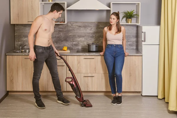 Young Caucasian Woman Flirting White Shirtless Man Who Cleaning Kitchen — Stock Photo, Image