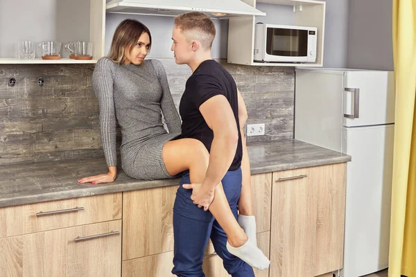 Jonge Aantrekkelijke Blanke Vrouw Flirt Met Haar Minnaar Keuken Knuffelen — Stockfoto