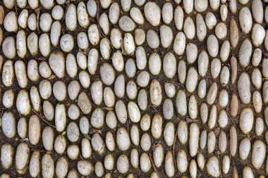 Kaldırımın dokusu düz oval gri kaldırım taşlarından yapılmıştır..