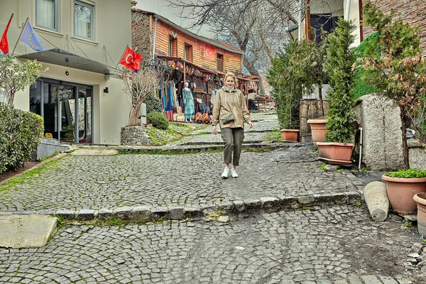 一位去伊斯坦布尔旅游的白人年轻女子正沿着一条空荡荡的街道走着 白色女性在土耳其旅行 — 图库照片