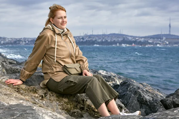 Young Caucasian Woman Dressed Warm Winter Clothes Sits Coastal Cliffs — Stock Photo, Image