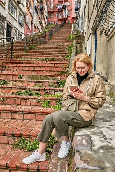Młoda Kaukaska Kobieta Podróżuje Istambule Patrzy Mapę Telefonie Komórkowym Poruszać — Zdjęcie stockowe