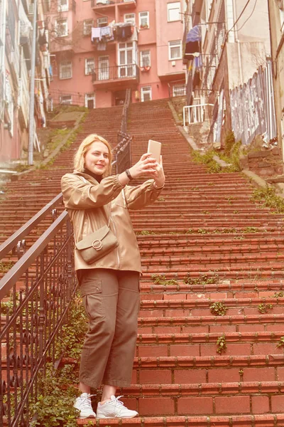 Młoda Kaukaska Podróżniczka Robi Sobie Selfie Czerwonych Schodach Stambule Używając — Zdjęcie stockowe