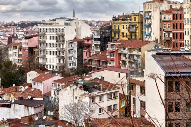 İstanbul, Türkiye - 12 Şubat 2020: Beyoğlu bölgesinde düşük katlı binalar, şehir merkezinde yerleşim ve terk edilmiş evler.