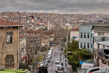 İstanbul, Türkiye - 12 Şubat 2020: Beyoğlu 'nda bir sokak ve uzaktaki eski bir kasaba.