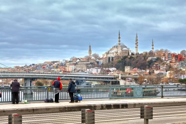 İstanbul, Türkiye - 12 Şubat 2020: İstanbul, Türkiye - 12 Şubat 2020: Atatürk Köprüsü, diğer bir deyişle Unkapuri Köprüsü, Altın Boynuz üzerinde bir karayolu köprüsü..