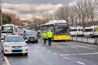 İstanbul, Türkiye - 12 Şubat 2020: Yoğun bir otoyolda trafik polis kontrol araçları.