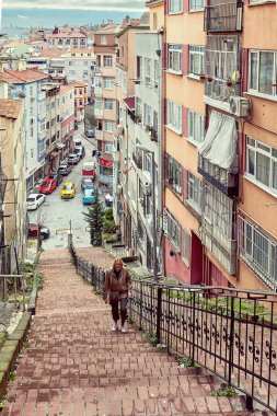 İstanbul, Türkiye - 12 Şubat 2020: İstanbul 'un merkezindeki dik kırmızı merdivenlerden bir kadın çıktı.