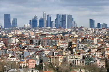 İstanbul, Türkiye - 12 Şubat 2020: Ufukta alçak katlı yerleşim alanı ve gökdelenler.