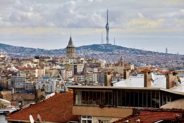 İstanbul, Türkiye - 12 Şubat 2020: Fatih bölgesinde bir iskan binasının çatısı, Beyoğlu 'nda Beyoğlu' nda Galata kulesi ve arka planda Camlica Tepesi 'nde TV gökdeleni.