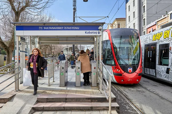 Istanbul Turkije Februari 2020 Tramcar Staat Tramlijnen Buurt Van Een — Stockfoto