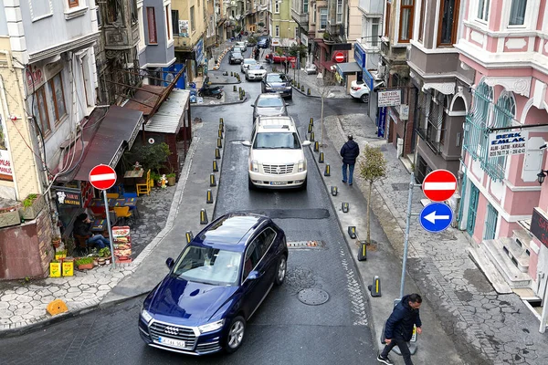 Estambul Turquía Febrero 2020 Atasco Tráfico Una Calle Estrecha Una — Foto de Stock