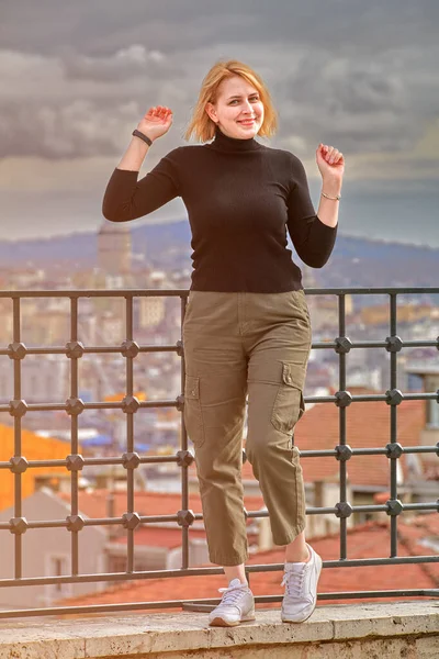 Leende Ung Vit Kvinna Dansar Mot Bakgrund Istanbuls Stadsbild Turistresa — Stockfoto