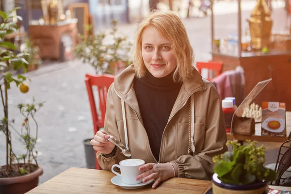 Leende Ung Kaukasiska Kvinna Avkopplande Gata Café Istanbul Med Kopp — Stockfoto