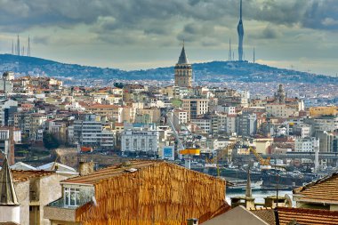 İstanbul, Türkiye - 12 Şubat 2020: Galata Kulesi 'ne sahip Beyoğlu ilçesi ve Uskudar bölgesinde Camlica Tepesi' ndeki TV Radyo Gökdeleni.