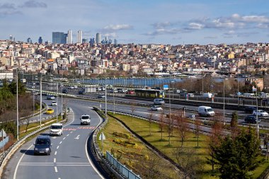 İstanbul, Türkiye - 12 Şubat 2020: Arka planda Beyoğlu ilçesi ile Haliç Köprüsü üzerindeki araçlar.