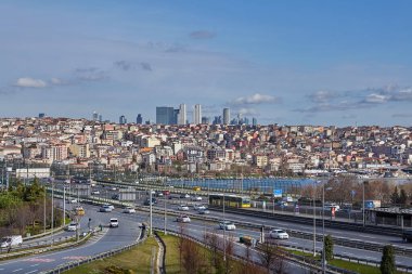 İstanbul, Türkiye - 12 Şubat 2020: Arka planda Beyoğlu ilçesi ile Haliç Köprüsü önünde Ayvansaray kavşağı.
