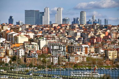 İstanbul, Türkiye - 12 Şubat 2020: Arka planda Beyoğlu ilçesi ve ufukta Sisli bölgesinde gökdelenler bulunan Haliç Köprüsü.