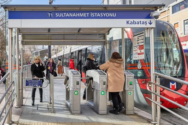 Стамбул Турция Февраля 2020 Года Пассажиры Используют Турникет Трамвайной Остановке — стоковое фото