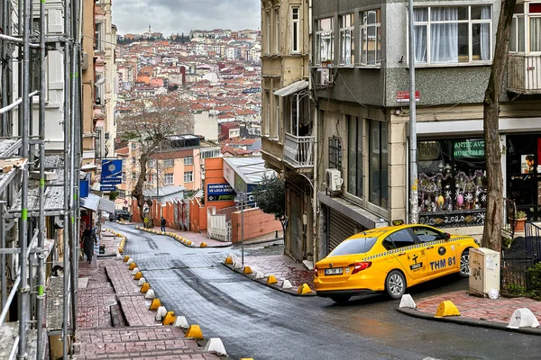 Istanbul Turecko Února 2020 Úzké Ulici Oblasti Beyoglu Parkuje Taxi — Stock fotografie