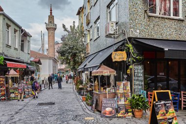 İstanbul, Türkiye - 12 Şubat 2020: Balat Mahallesi 'ndeki Vodina Caddesi veya Fatih İlçesi' nin Yahudi Mahallesi. Arkaplanda More Cafe ve Tahta Minare Camii 'nin minaresi var..