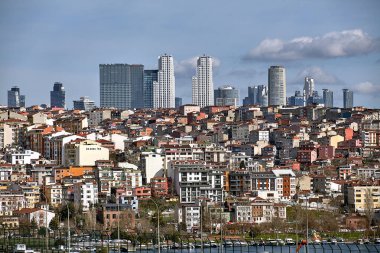 İstanbul, Türkiye - 12 Şubat 2020: Beyoğlu 'ndaki Haliçoğlu ve Piri Paşa mahallelerinden Sisli bölgesinin gökdelenlerine doğru bir manzara.