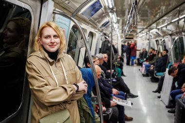 İstanbul, Türkiye - 12 Şubat 2020: Bir metro vagonunun yolcu bölümünde genç beyaz kadın.