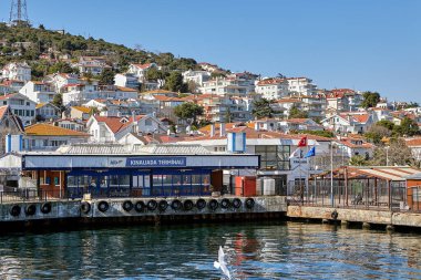 İstanbul, Türkiye - 13 Şubat 2020: Kinaliada adasının iskelesindeki feribot terminali.