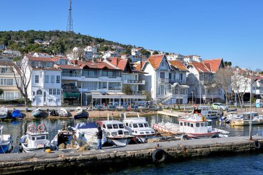 İstanbul, Türkiye - 13 Şubat 2020: Kinaliada adasındaki tekne ve yatlar Kzl Adalar 'dan biri.