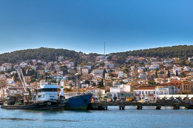 İstanbul, Türkiye - 13 Şubat 2020: Marmara Denizi 'ndeki Prensler Adaları veya Kzl Adalar. Heybeliada Adası 'nda orijinal durumlarında korunmuş pek çok tarihi ev var..