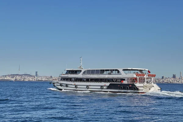 İstanbul, Türkiye - 13 Şubat 2020: Marmara Denizi 'ndeki eğlence teknesi ve ufuktaki şehir.