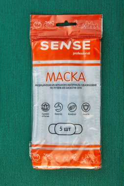 St. Petersburg, Rusya - 18 Nisan 2020: Virüsün yayılmasını önlemek için dokunmamış malzemelerden yapılmış üç katmanlı tıbbi maskeler, 5 katmanlı.